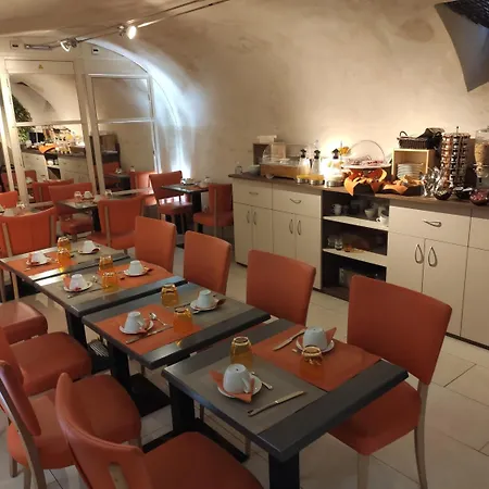 Le Relais Saint Charles Otel 4*