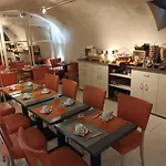 Le Relais Saint Charles מלון 4*