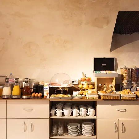 Le Relais Saint Charles Hotell 4*