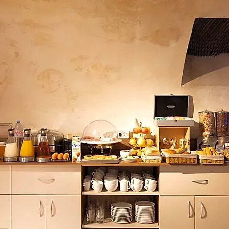 Le Relais Saint Charles Отель 4*