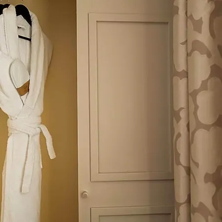 Le Relais Saint Charles Отель